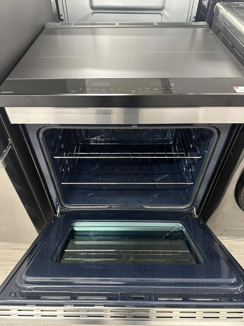Samsung 30" 6.3 pi.cu - Cuisinière encastrable - Induction - Convection avec Friture à Air - Inox - NSI6DG9300SR/AC - Boîte Ouverte