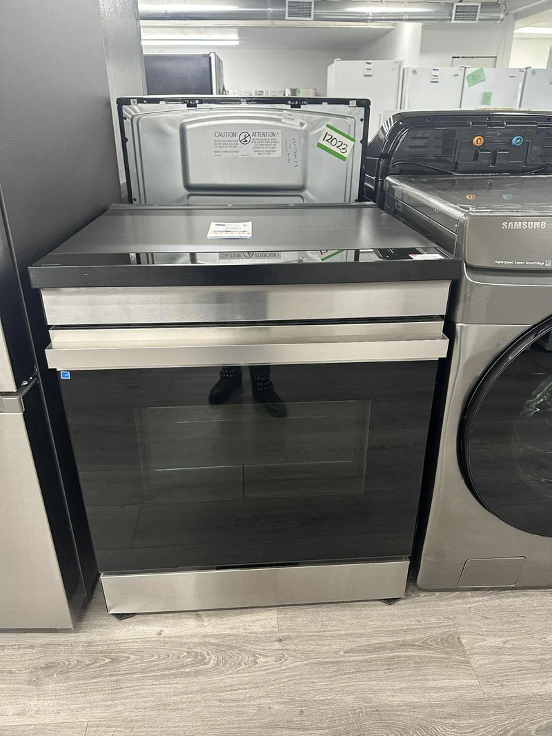 Samsung 30" 6.3 pi.cu - Cuisinière encastrable - Induction - Convection avec Friture à Air - Inox - NSI6DG9300SR/AC - Boîte Ouverte
