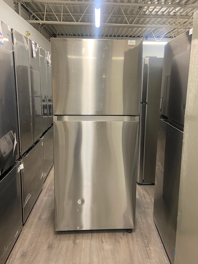 Samsung 30''17.6 pi. cu - Réfrigérateur à congélateur supérieur - inox - RT18DG6500SRAC - Boîte ouverte