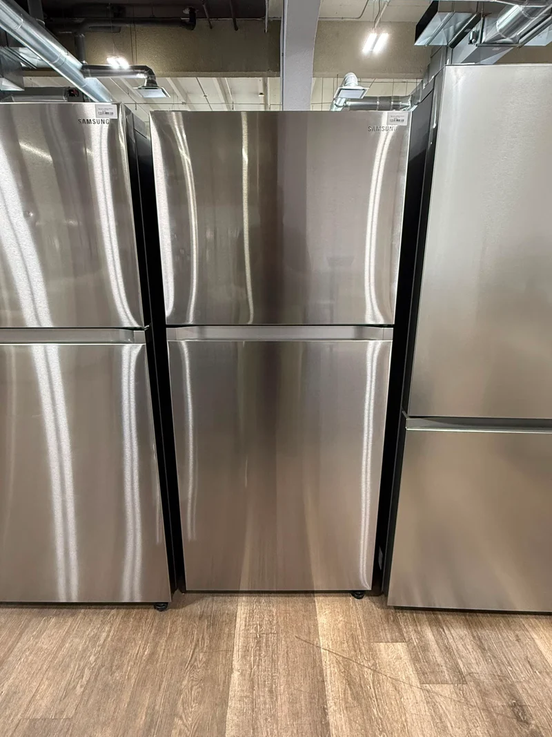 Samsung 30''17.6 pi. cu - Réfrigérateur à congélateur supérieur - inox - RT18DG6500SRAC - Boîte ouverte