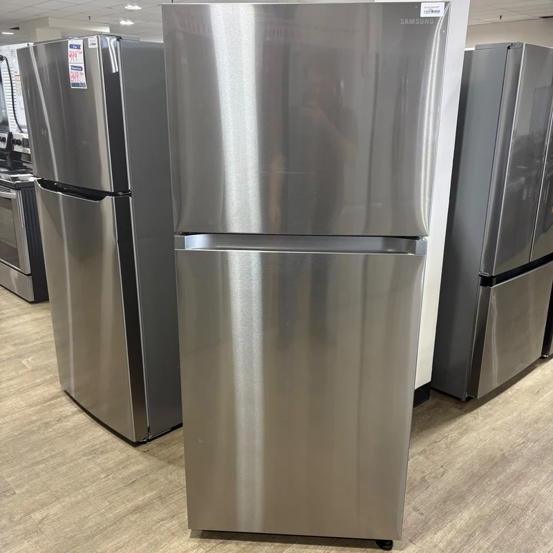 Samsung 30''17.6 pi. cu - Réfrigérateur à congélateur supérieur - inox - RT18DG6500SRAC - Boîte ouverte
