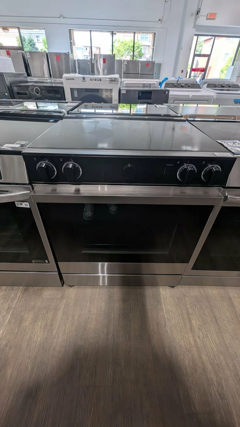 Samsung 30'' 6,3 pi. cu. - Cuisinière vitrocéramique - convection- inox - NSE6DG8700SRAC - boîte ouverte